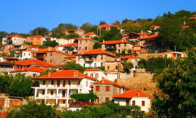 Αυτό το χωριό της Λάρισας είναι το ομορφότερο μπαλκόνι: Με θέα το Αιγαίο και υψόμετρο 600 μέτρων!