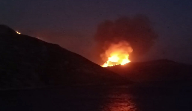 Φωτιά στους Φούρνους Ικαρίας: Μαίνεται το πύρινο μέτωπο