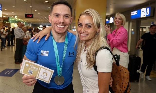 Λευτέρης Πετρούνιας: Το φιλί στην Βασιλική Μιλλούση με φόντο το ηλιοβασίλεμα