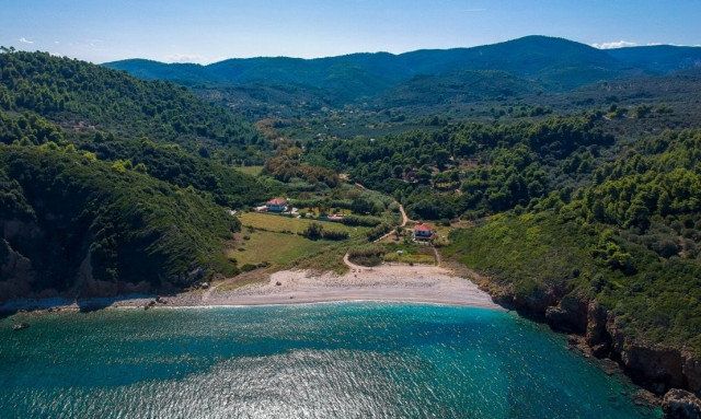 Η εναλλακτική παραλία της Μαγνησίας με τα υπόγεια ρέματα