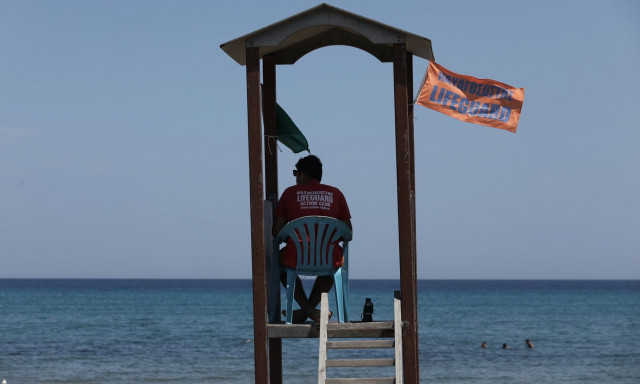 Νεκρή 80χρονη σε παραλία της Λούτσας – Την εντόπισαν λουόμενοι χωρίς τις αισθήσεις της