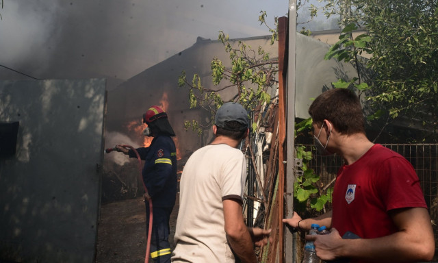 Καταγγελίες πυροπλήκτων: «Σβήσαμε φωτιά με εμφιαλωμένο νερό»