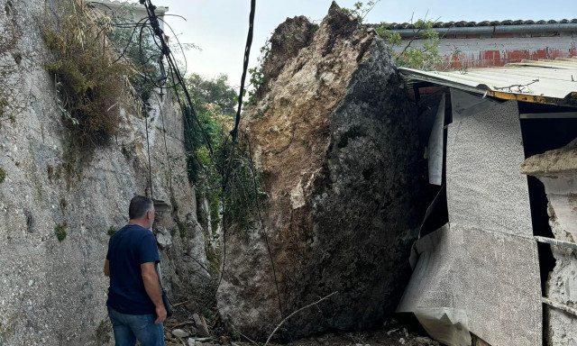 Κέρκυρα: Μεγάλος Βράχος έπεσε σε κεντρικό δρόμο - Ζημιές στα δίκτυα ρεύματος και ύδρευσης