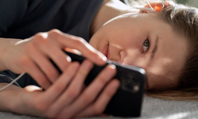 Το σκρολάρισμα στα social media επιδεινώνει την πλήξη, σύμφωνα με έρευνα