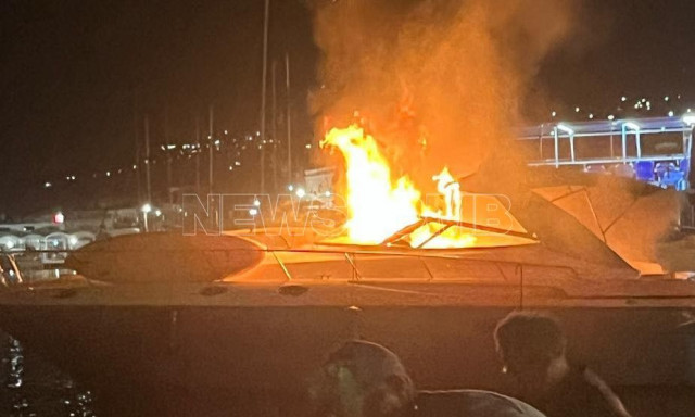 Κεφαλονιά: Κάηκε σκάφος στο λιμάνι του Αργοστολίου - Δείτε εικόνες