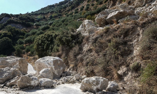 Αποκολλήθηκε βράχος σε χωριό της Κέρκυρας: Γκρέμισε κολώνες της ΔΕΗ, έσπασε αγωγό ύδρευσης