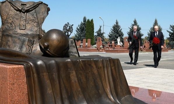 Ο Βλαντιμίρ Πούτιν απέτισε φόρο τιμής στα θύματα του Μπεσλάν - Βίντεο να κάνει τον σταυρό του