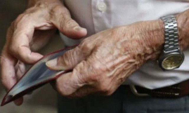 Επιδόματα: Ποια θα καταβάλλονται σε προπληρωμένη κάρτα – Από πότε θα ισχύσει το μέτρο