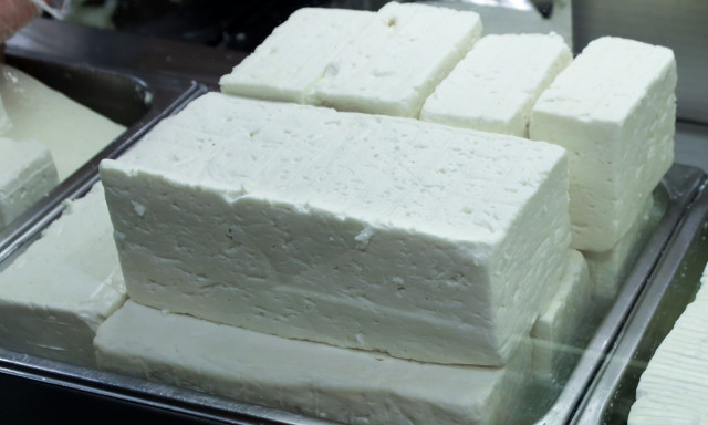 Τέλος στη φέτα λένε οι Έλληνες καταναλωτές - Πωλείται σχεδόν 15 ευρώ το κιλό