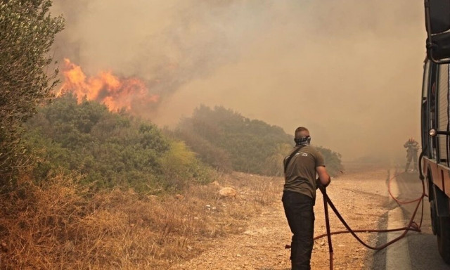 Πυρκαγιά στα Καλύβια - Επιχειρεί και ελικόπτερο