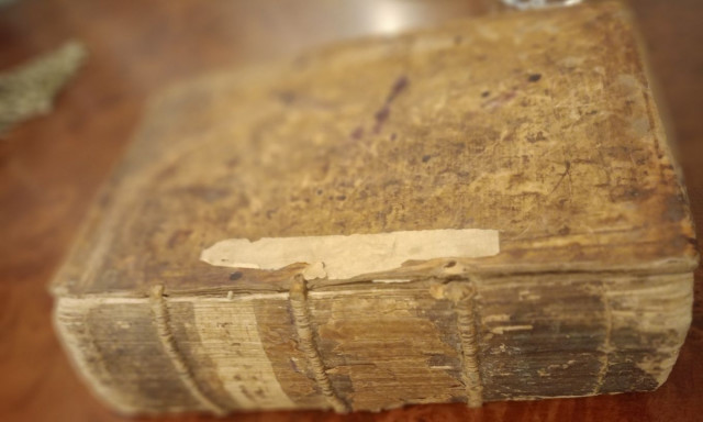 Σπάνια Καινή Διαθήκη από το 1565 ανακαλύφθηκε σε αποθήκη στην Ελασσόνα