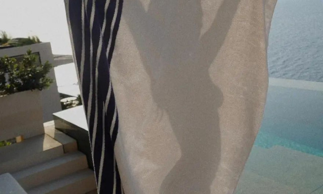 Κλέλια Ανδριολάτου: Πέταξε το μαγιό της και «έκαψε» το Instagram - Νέες φωτογραφίες από την Τζια