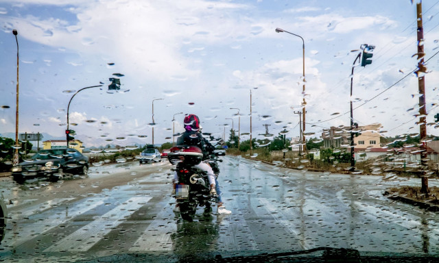 Έκτακτο δελτίο επιδείνωσης καιρού: Βροχές καταιγίδες, κεραυνοί και χαλάζι μέχρι την Τετάρτη