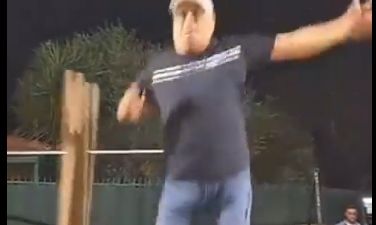 «Άνοιξε η γη και τον κατάπιε»: Ατύχημα για γνωστό Ιταλό τραγουδιστή σε συναυλία