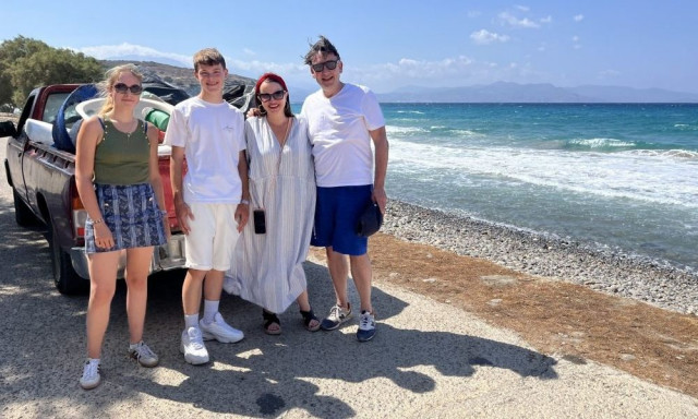 Τουρίστες καθαρίζουν τις παραλίες της Κρήτης