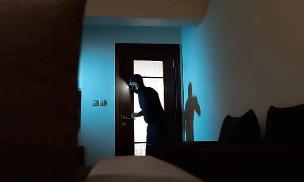 Ρέθυμνο: Χειροπέδες σε άνδρα που ξάφριζε δωμάτια ξενοδοχείων