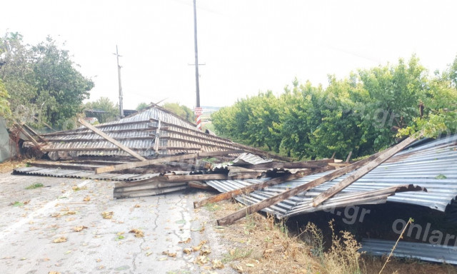 Λάρισα: Ξηλώθηκε σκεπή κτηνοτροφικής μονάδας και έπεσε στο δρόμο κλείνοντας τη κυκλοφορία