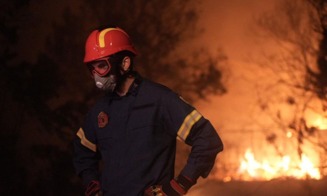 Φωτιά στη Ρόδο: Τραυματίστηκαν δύο πυροσβέστες