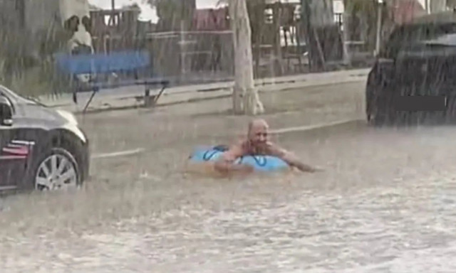 Φωκίδα: Έπιασε την κουλούρα του και έκανε μπάνιο στον πλημμυρισμένο δρόμο