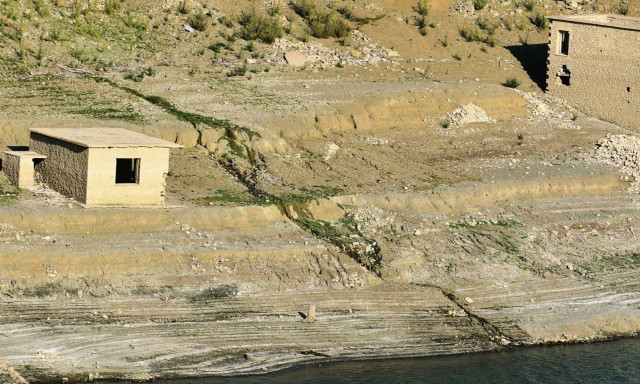 Λειψυδρία: Εμφανίστηκε οικισμός που ήταν βυθισμένος στη λίμνη Μόρνου