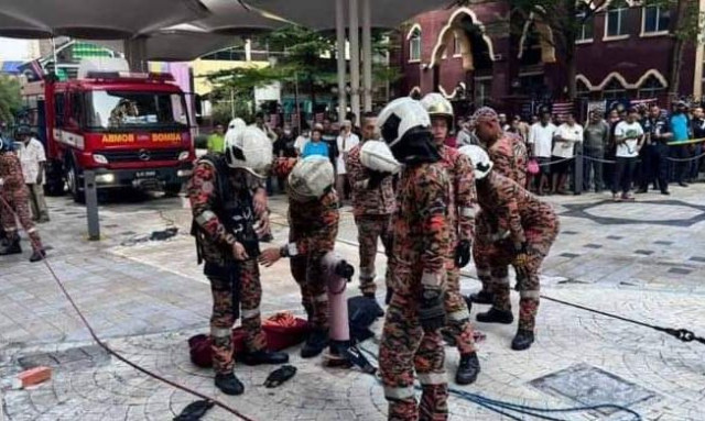 Μαλαισία: Άνοιξε η γη και την κατάπιε - Γυναίκα έπεσε σε τρύπα ενώ περπατούσε