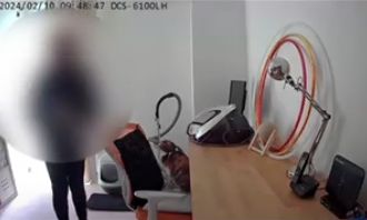 Ρομά εισβάλλει σε σπίτι και προκαλεί τρόμο στη γάτα της ιδιοκτήτριας - Δείτε το βίντεο