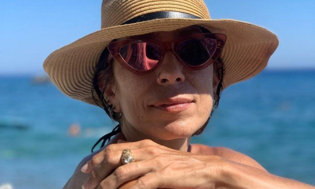 Μυρτώ Αλικάκη: Ποζάρει με το μαγιό της από το χωριό της στη Κρήτη