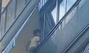 Ισπανία: Απίστευτη διάσωση παιδιού που κρεμόταν σε μπαλκόνι