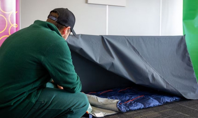 Κρατούμενοι στην Αυστραλία φτιάχνουν σακίδια πλάτης με κρεβάτια για άστεγους