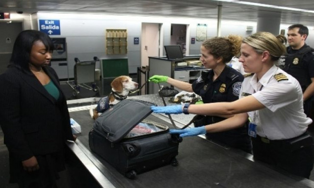 Αεροσυνοδός αποκάλυψε τον απλό λόγο που οι αποσκευές καταλήγουν σε λάθος πτήση