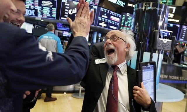 «Πάρτι» στη Wall Street και το χρυσό διά χειρός Fed