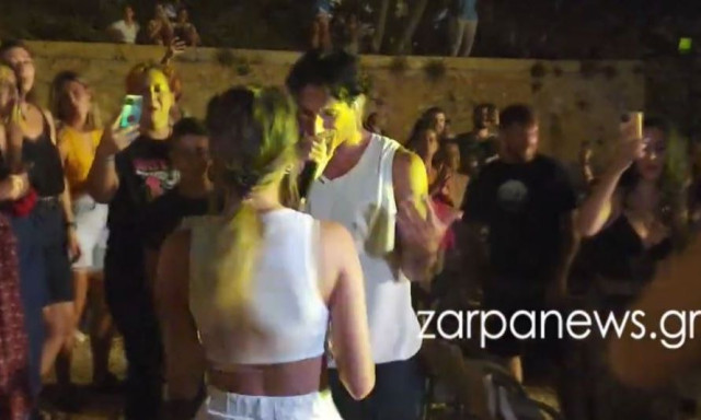 Απίθανο σκηνικό με τον Πάνο Βλάχο στα Χανιά - Χόρεψε με τη μέλλουσα νύφη το «Gucci φόρεμα»