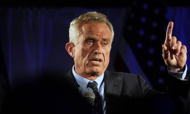 Ο Ρόμπερτ Φ. Κένεντι τζούνιορ κατεβαίνει από το τρένο των εκλογών στις ΗΠΑ