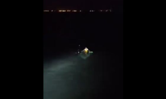 Δραπετσώνα: Άνδρας είχε μπλεχτεί σε παραγάδι στη θάλασσα - Η στιγμή της διάσωσης από αστυνομικούς