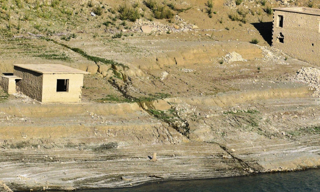 Η λίμνη του Μόρνου εκπέμπει SOS: Η λειψυδρία έφερε στην επιφάνεια χωριό βυθισμένο από το 1980