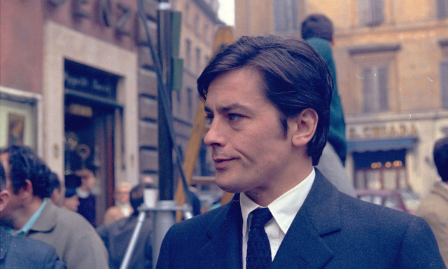 Κηδεία Αλέν Ντελόν: Kεκλεισμένων των θυρών - Δίπλα δίπλα οι 2 γιοι του - Δείτε φωτογραφίες