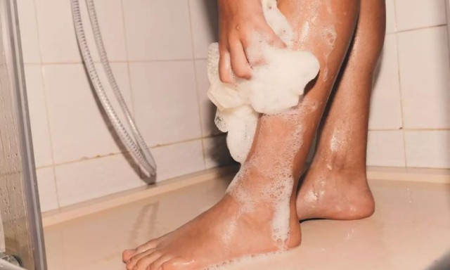 Γιατρός αποκαλύπτει αν πρέπει να πλένετε τα πόδια σας στο ντους και η απάντησή του θα σας σοκάρει