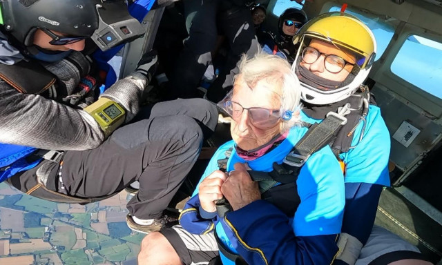 Τολμηρή γιαγιά 102 ετών: Από την αγωνιστική Ferrari στο άλμα με αλεξίπτωτο