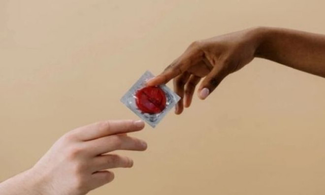 Ειδικοί εξηγούν πόσο συχνά πρέπει να αλλάζετε προφυλακτικό κατά τη διάρκεια της ερωτικής πράξης