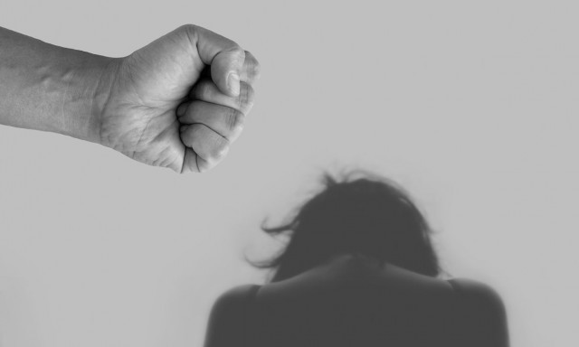 Κρήτη: Την έλουσε με μπύρα και άρχισε να την κλωτσά στο αεροδρόμιο