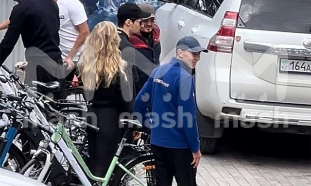 Η μυστηριώδης ξανθιά με τα μαύρα ρούχα που συνόδευε τον Mr Telegram κατά τη σύλληψή του