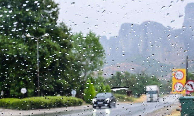 Καιρός για φθινόπωρο: Έρχεται τριήμερο με βροχές, καταιγίδες και πτώση της θερμοκρασίας