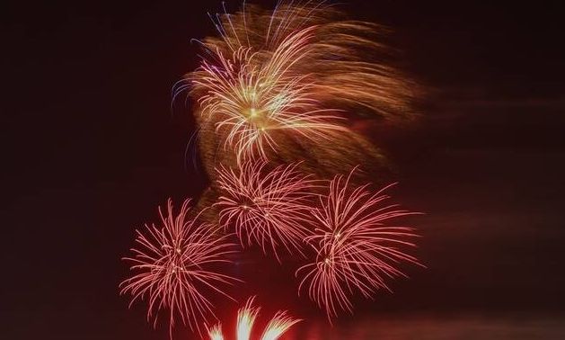 Ηράκλειο: Ξέσπασε πυρκαγιά στα ενετικά τείχη από πυροτεχνήματα