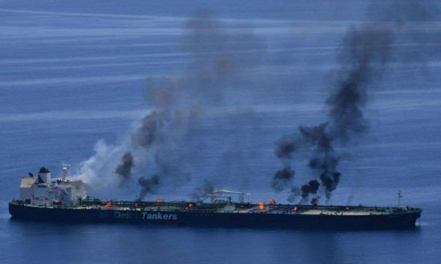 Καίγεται εν πλω το MV Sounion - «Τεράστιος ο περιβαλλοντικός κίνδυνος για διαρροή πετρελαίου»