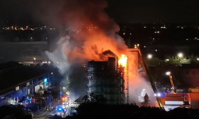 Λονδίνο: Πύρινη κόλαση σε πολυώροφο κτήριο  - Δεκάδες πυροσβέστες δίνουν μάχη με τις φλόγες