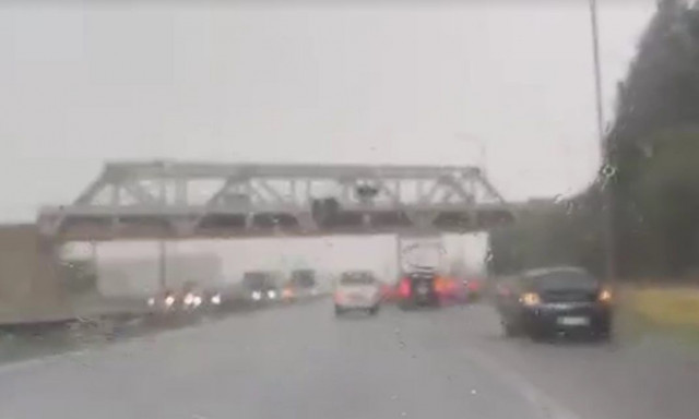 Καιρός: Έντονη χαλαζόπτωση έξω από τη Θεσσαλονίκη