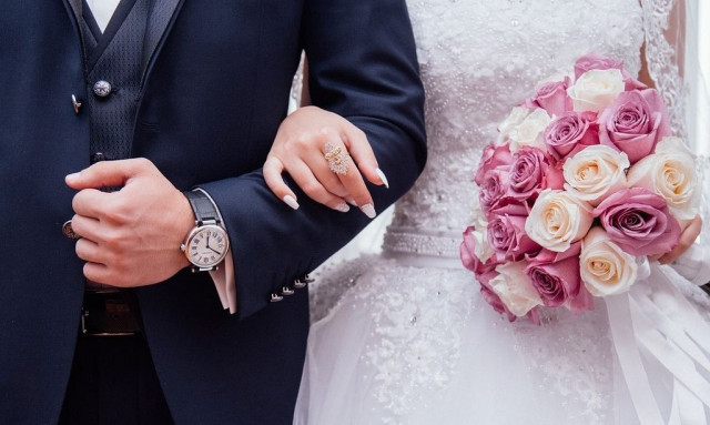 Γάμος στον Πύργο: «Δεν με χαστούκισε, απλά με έσπρωξε» λέει η νύφη που πάτησε τον γαμπρό