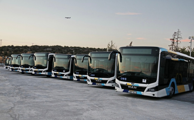 Ίλιον: «Δεν κατάλαβα ότι είχε κατοικίδιο μαζί», λέει ο οδηγός που κατέβασε τον νεαρό με το γατί