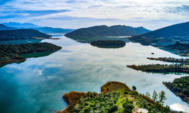 Καιρός: Υποχωρεί σταδιακά η θερμοκρασία – Σε ποιες περιοχές θα σημειωθούν βροχές και καταιγίδες