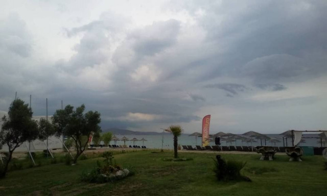 Καιρός: Τοπικές βροχές με νέα πτώση της θερμοκρασίας –Έως 6 μποφόρ οι άνεμοι